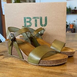 BTU- Women's Green Wedge Sandals NIB